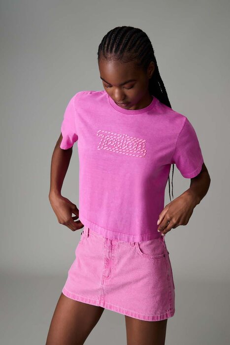 T-SHIRT FEMININA ESTAMPADA ROSA ESTONADA LOGO EMBORRACHADA TRITON